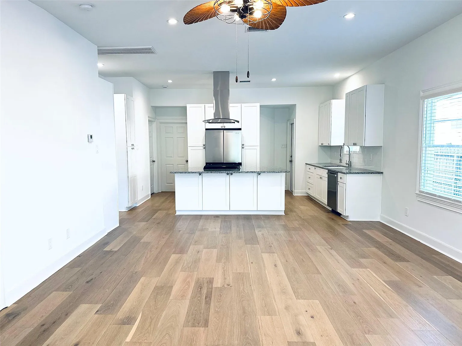 3 bed, 2.0 bath, 1371 sqft, $2,100 — Photo 3
