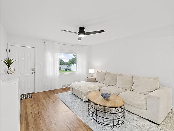 3rd image of 10443 Dandridge Dr