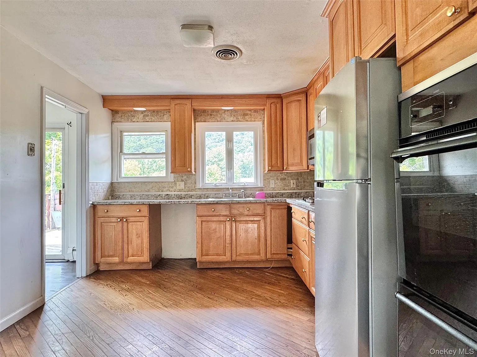 4 bed, 2.5 bath, 2438 sqft, $3,350 — Photo 4