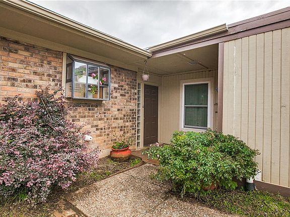 3rd image of 205 Yorkshire Ct