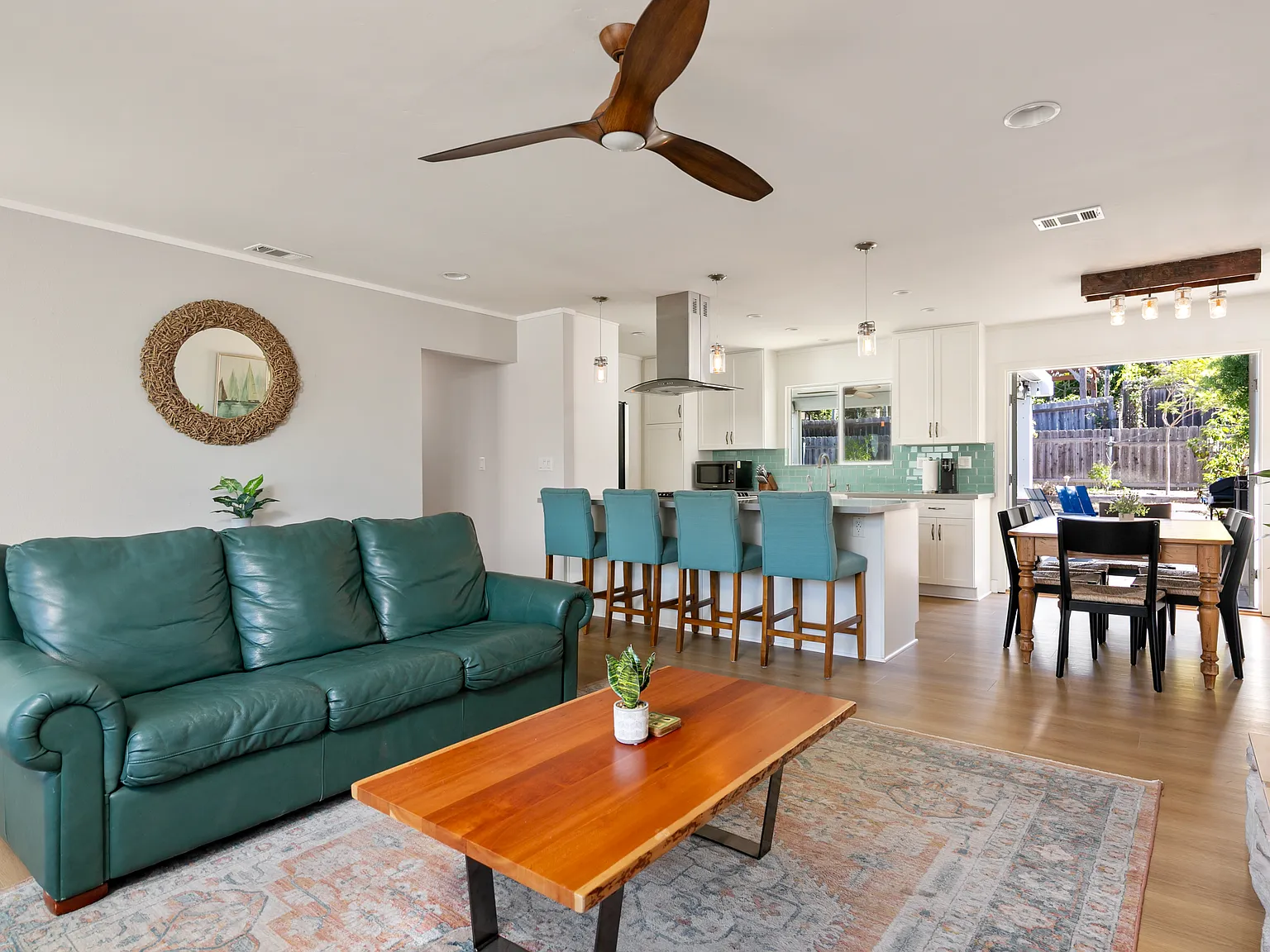 3 bed, 1261 sqft, $9,000 — Photo 2