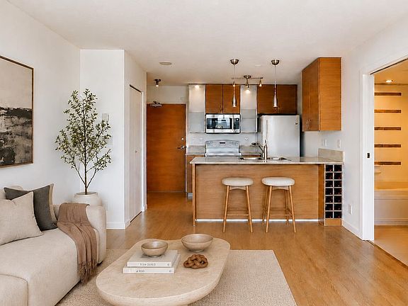 5th image of 977 Mainland St #908