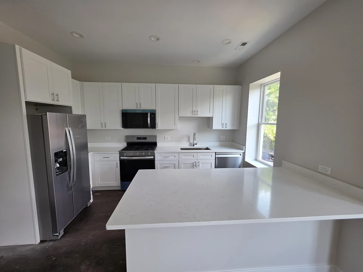 3 bed, 1200 sqft, $4,480 — Photo 2