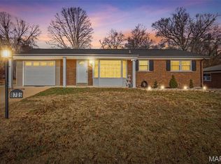 8709 Holbrook Dr, Saint Louis, MO 63123