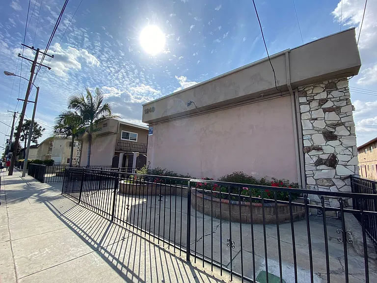 Las Palmas Apartments — Photo 6