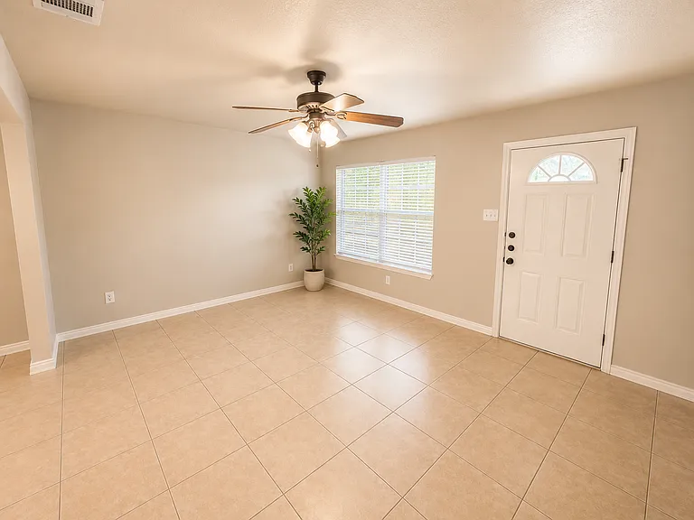 512 Himes Dr — Photo 4