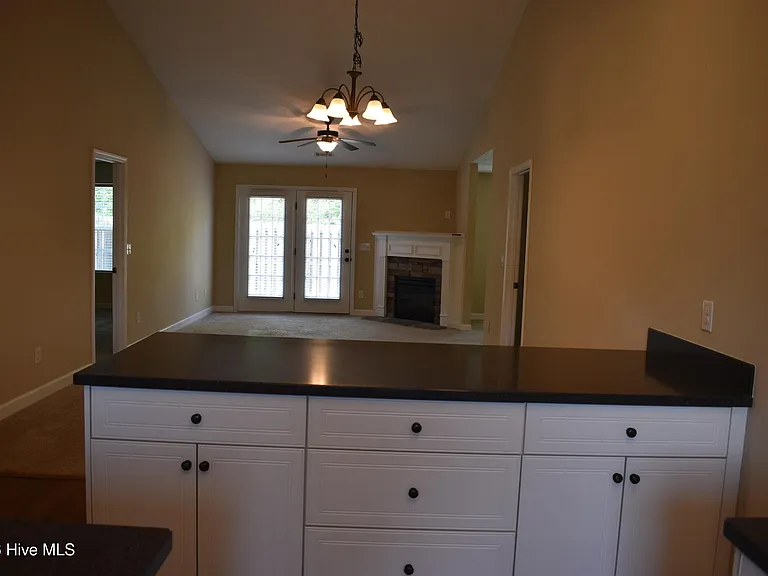 301 York Ln — Photo 5