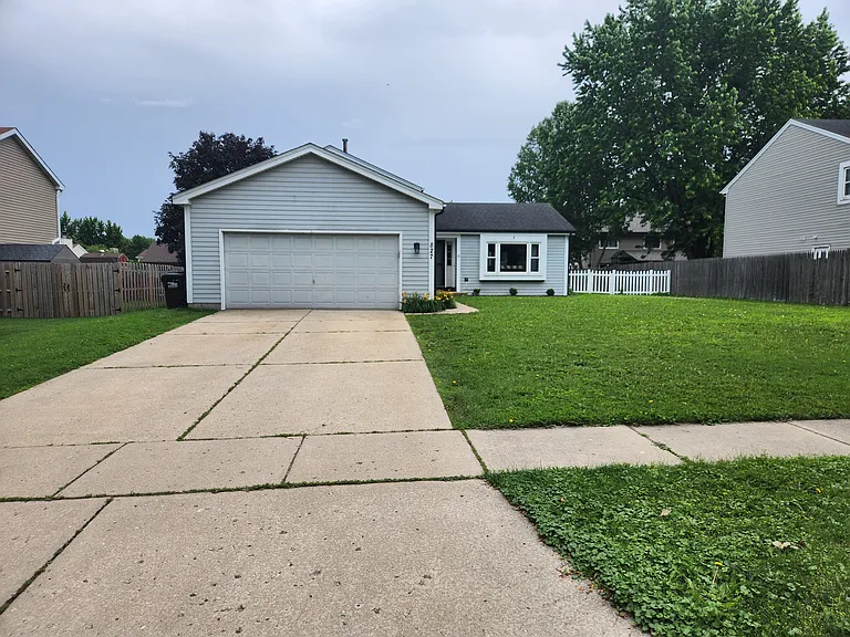 827 Boxwood Dr — Photo 1