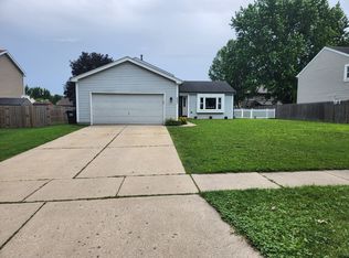 827 Boxwood Dr, Crystal Lake, IL 60014
