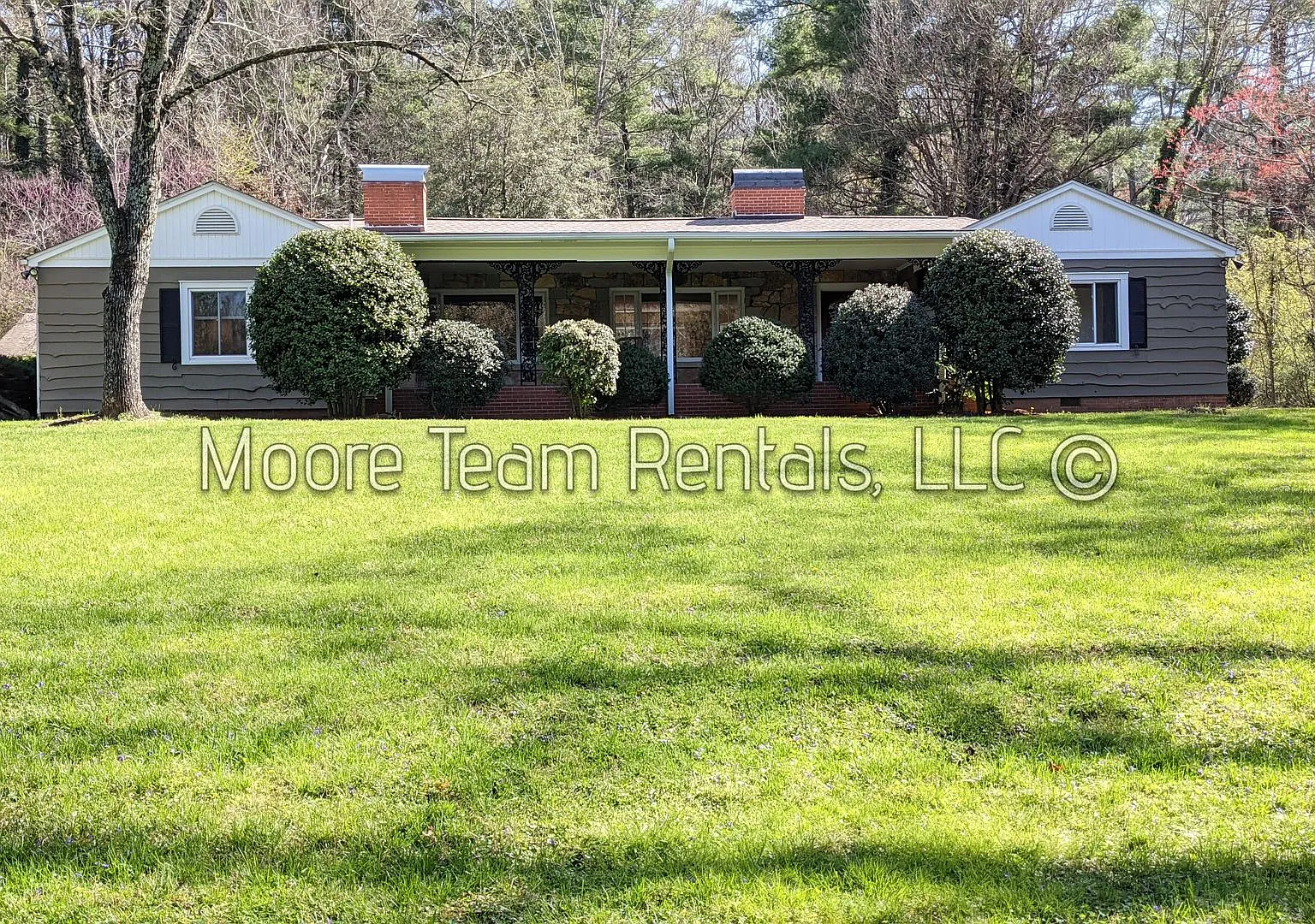 Spacious House - Private Wooded Setting — Photo 1