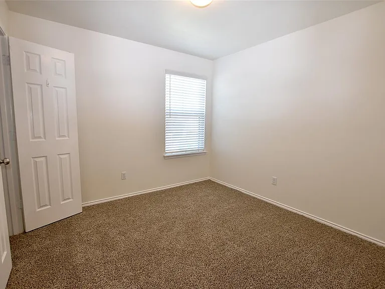 700 Bayberry Cir — Photo 5