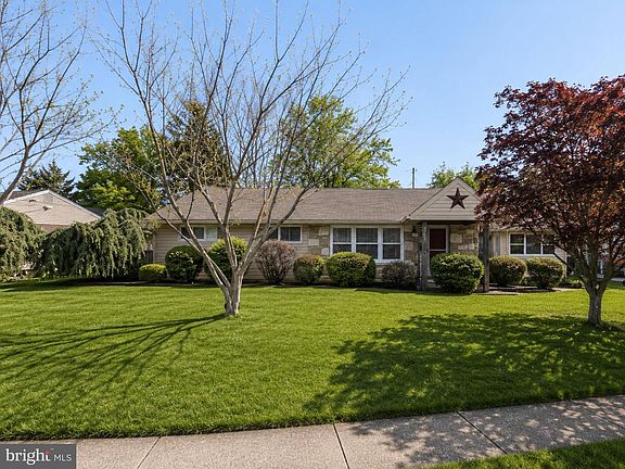 2nd image of 2767 Fernwood Ave
