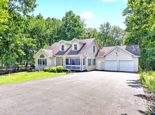 5120 Braintree Dr, Bushkill, PA 18324