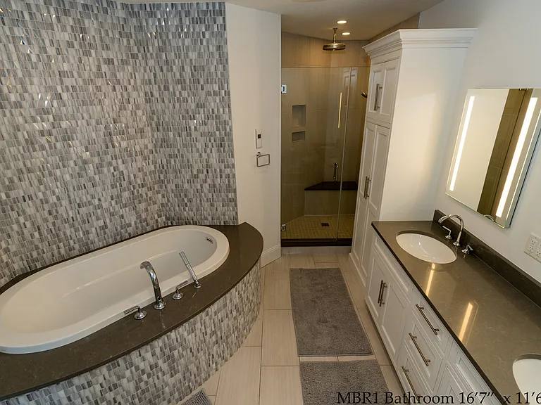 Master Bedroom 1 (Bathroom)