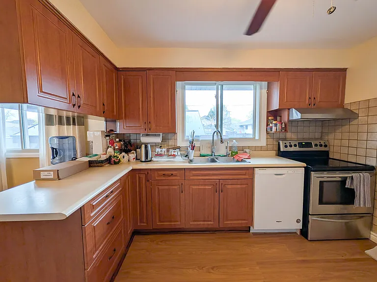 127 Westwood Cres #1 — Photo 8