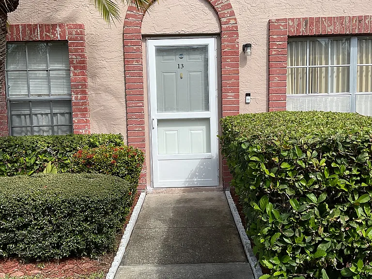 SINGLE UNIT ENTRYWAY FROM CARPORT