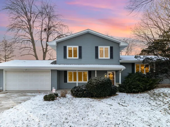 2585 Cohansey St, Roseville, MN 55113
