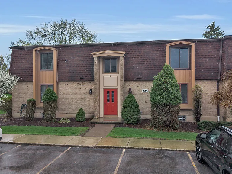 225 Charter Oaks Dr #3 — Photo 1