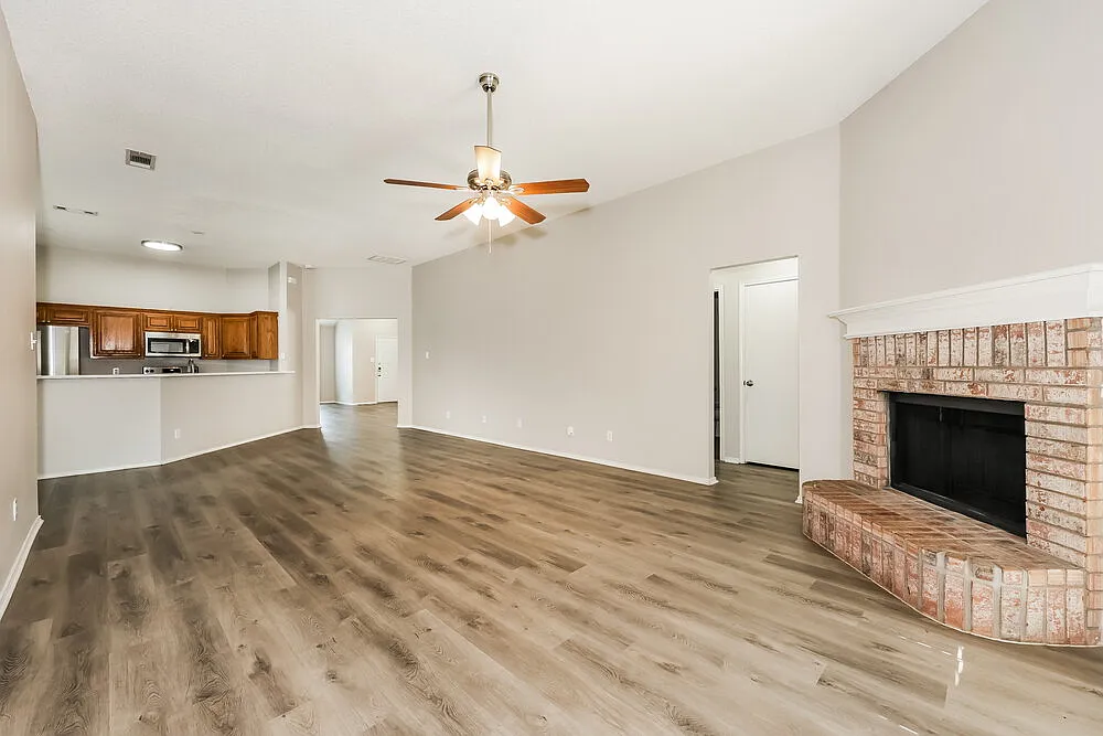 3 bed, 2.0 bath, 1900 sqft, $2,185 — Photo 3