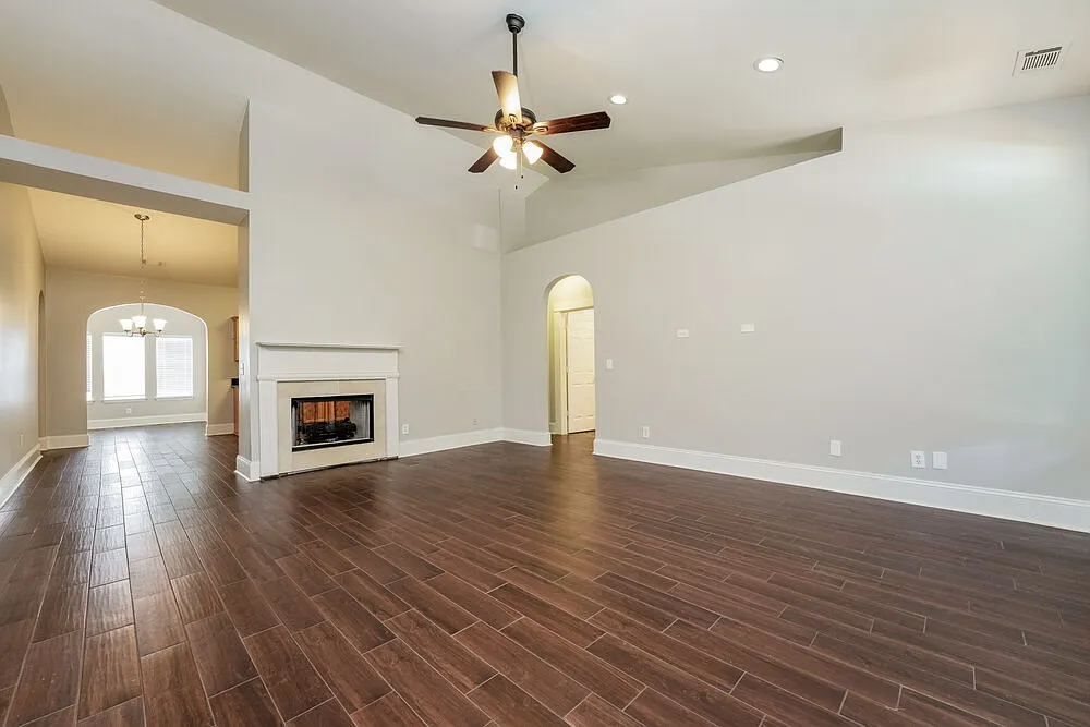3 bed, 2.0 bath, 1632 sqft, $2,085 — Photo 3