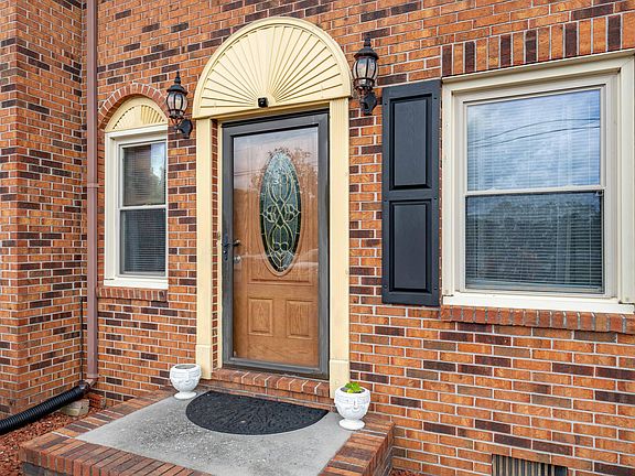 4th image of 103 Mayfield Dr APT 6