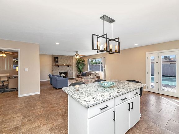 3rd image of 1405 E La Jolla Dr