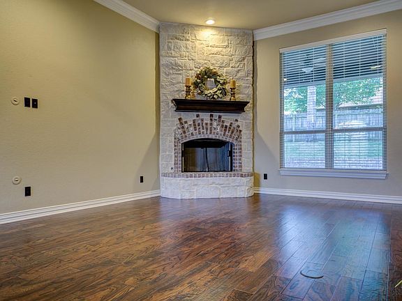 4th image of 710 W Heritage Dr