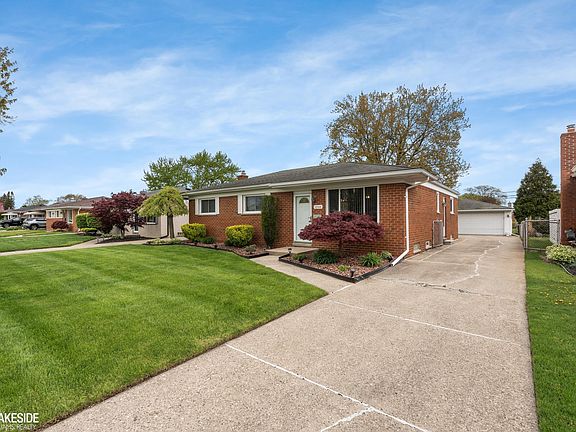2nd image of 32344 Firwood Dr