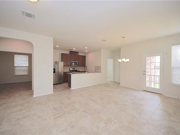 4th image of 561 Bradford Ln