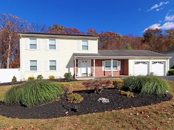 16 Fox Run Dr, East Hanover Twp., NJ 07936