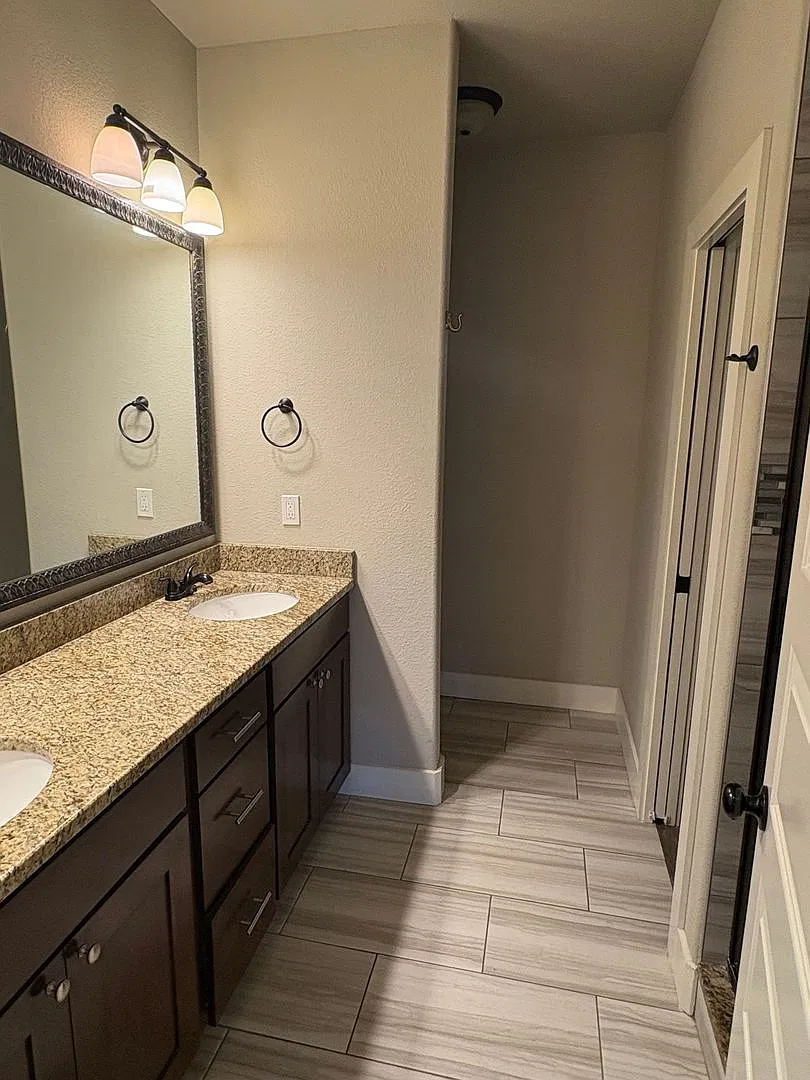 Beautiful Townhouse In A Great Location — Photo 3