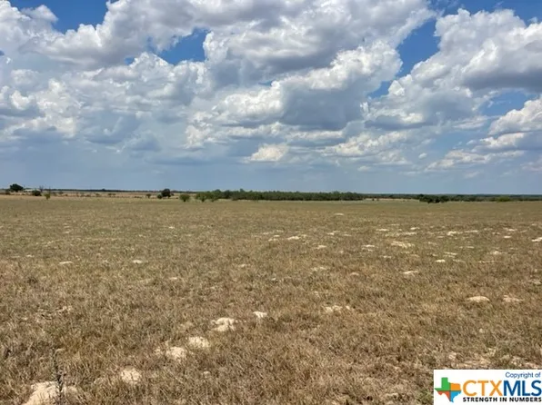 9 County Road 232, Floresville, TX 78114