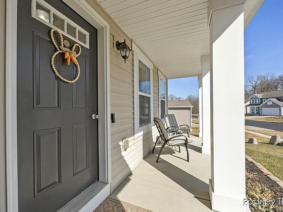 4th image of 10113 Castle Creek Cir