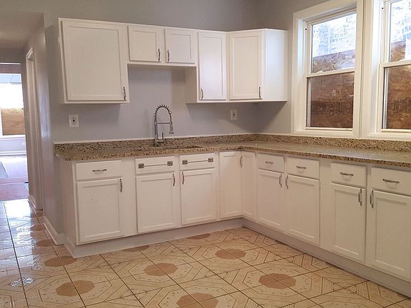 4th image of 220 N Leclaire Ave