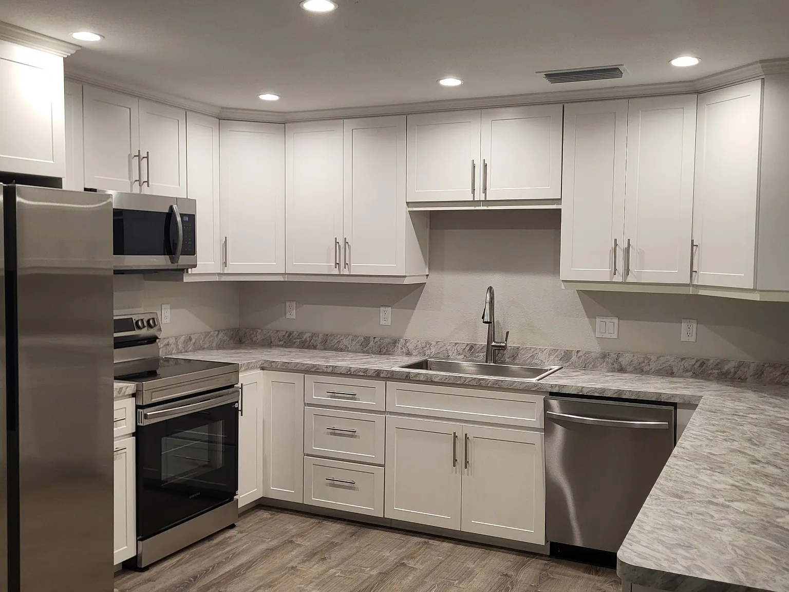 3 bed, 1.5 bath, 1300 sqft, $2,100 — Photo 4