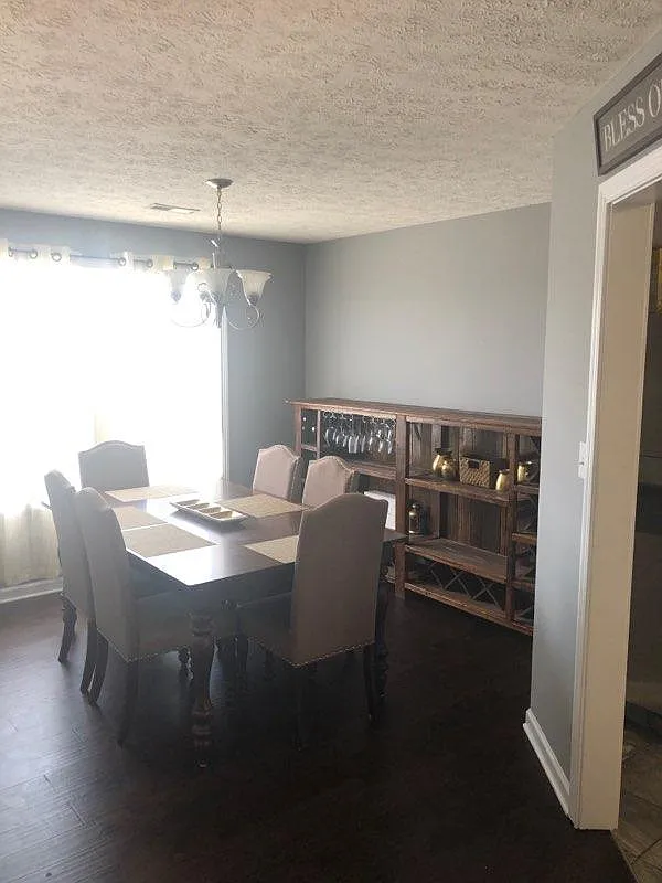 4 bed, 2200 sqft, $2,050 — Photo 4