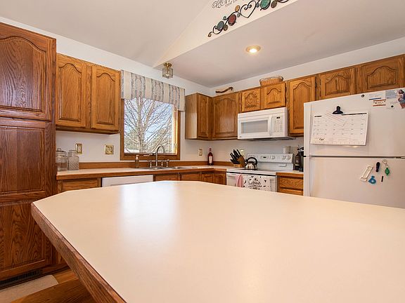 3rd image of 796 S Meadow Ct