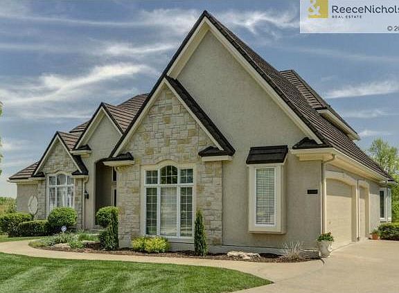 This exquisite Timberstone build has focal stone accents and sto