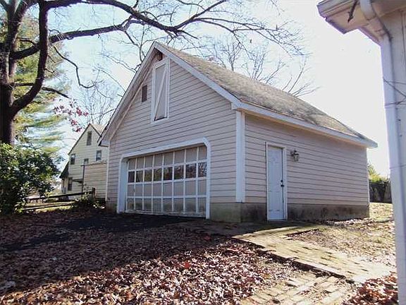 4th image of 325 Alpine Dr