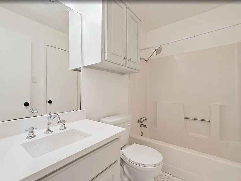 2407 Winsted Ln #B — Photo 15