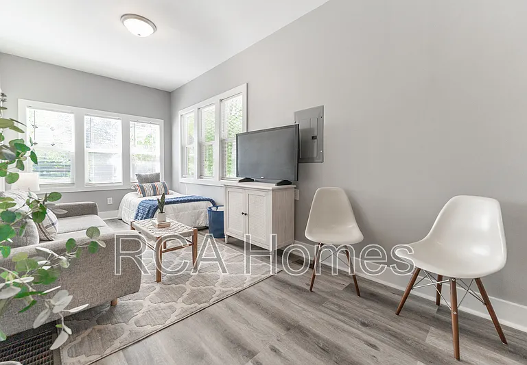 2831 N Kenwood Ave #8 — Photo 8