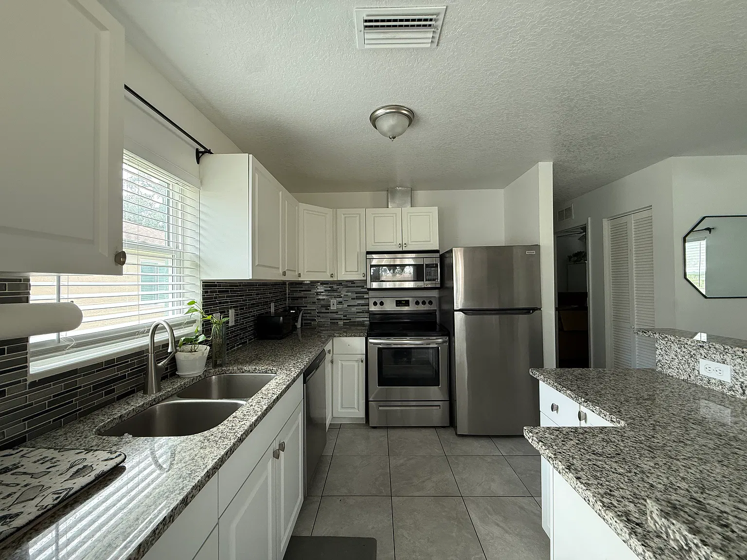 3 bed, 1215 sqft, $2,250 — Photo 3