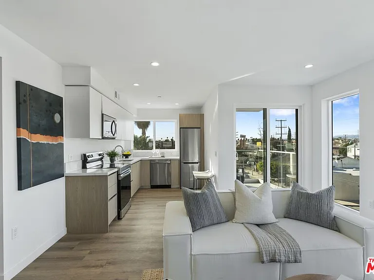10918 Camarillo St #301 — Photo 4