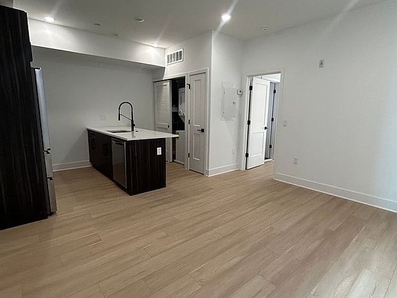 4th image of 3310 Fairmount Ave #18