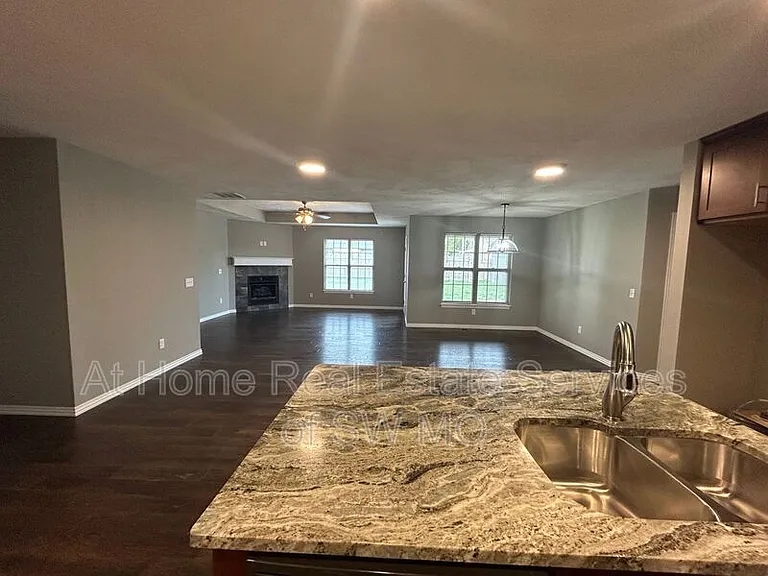667 N Santa Monica Dr — Photo 3