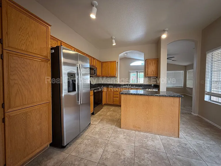 6814 W Louise Dr — Photo 7