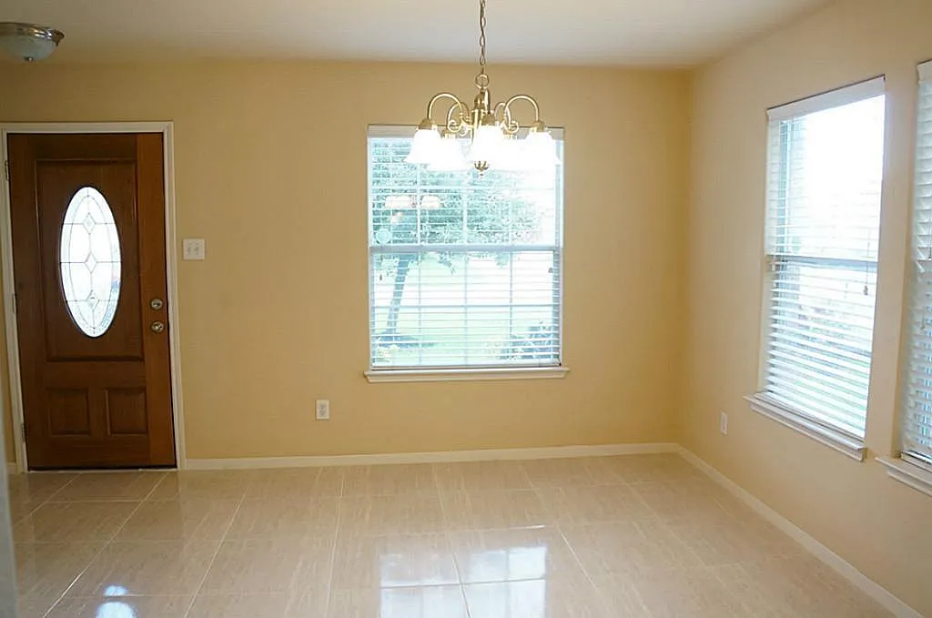 4 bed, 2.5 bath, 2709 sqft, $2,300 — Photo 2