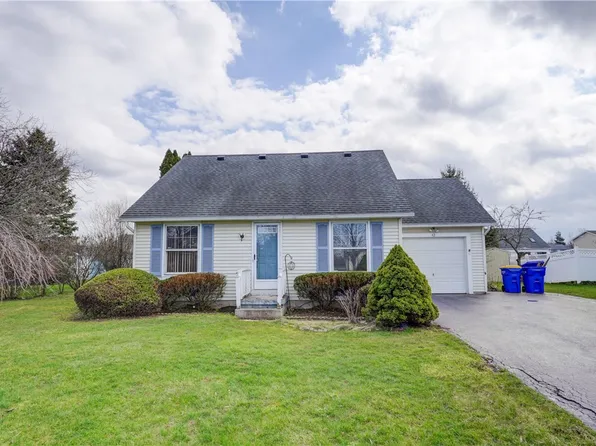 42 Woodstock Ln, Brockport, NY 14420