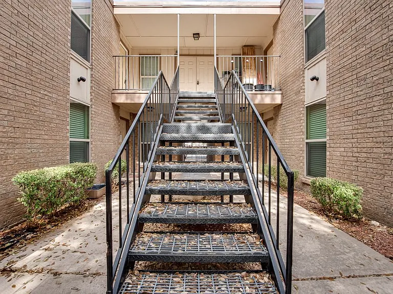 3824 Cibolo Dr #122B — Photo 2