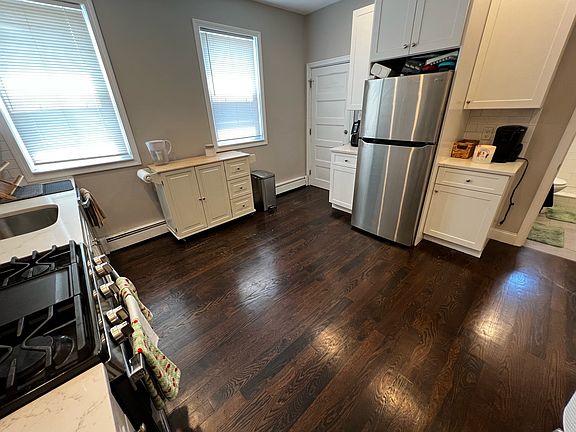 3rd image of 158 Holland St APT 2
